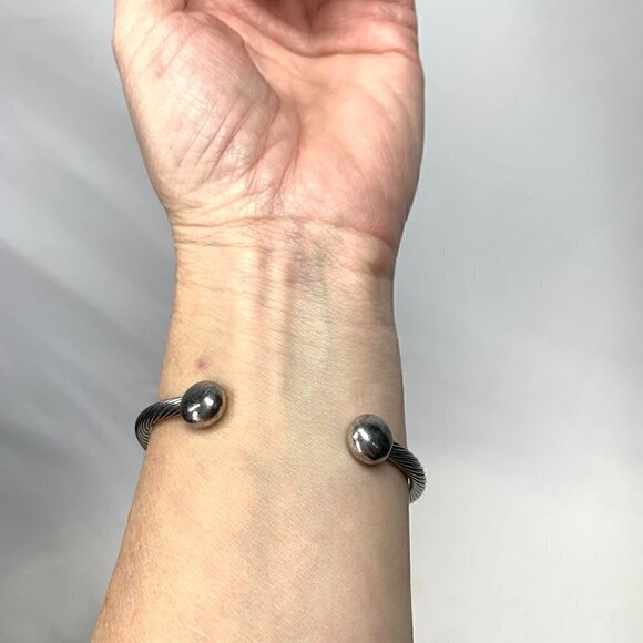 Q-Ray Silver-Plated Deluxe Twisted Band Wellness Bracelet 2.75" Size Large - Picture 6 of 9